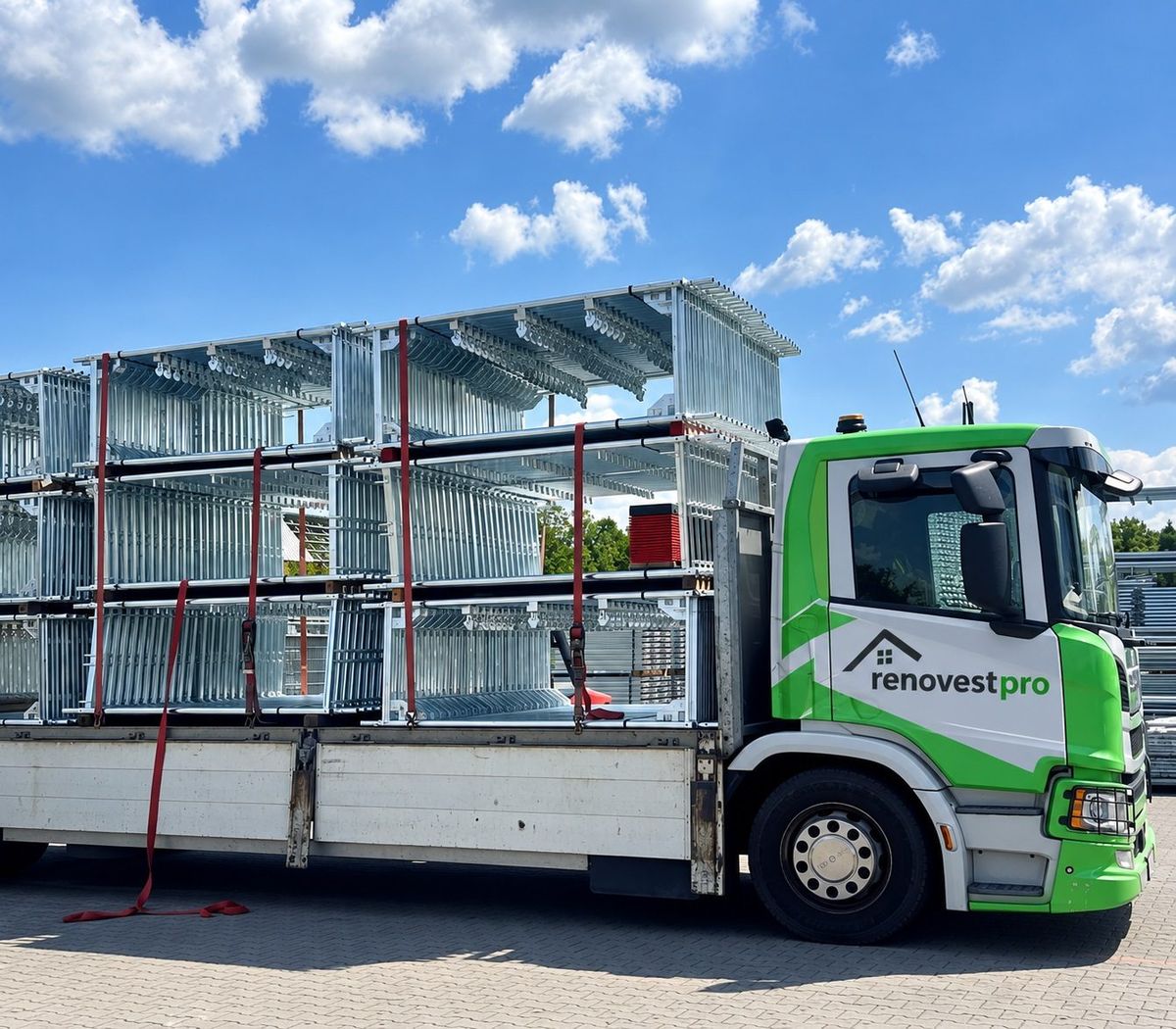 Transport i montaż rusztowań przez ekipę RenovestPro
